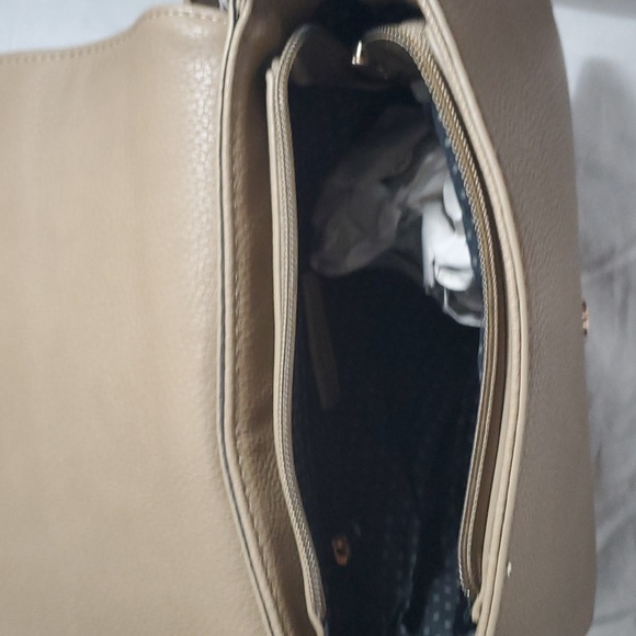 NICO & OLIVE TAN CROSSBODY PURSE - Picture 3 of 5